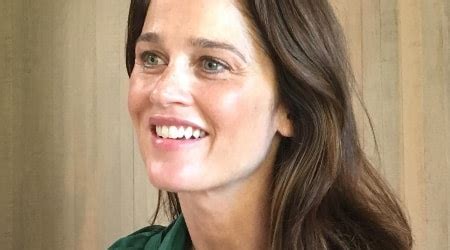 Robin Tunney Height, Weight, Age, Body Statistics